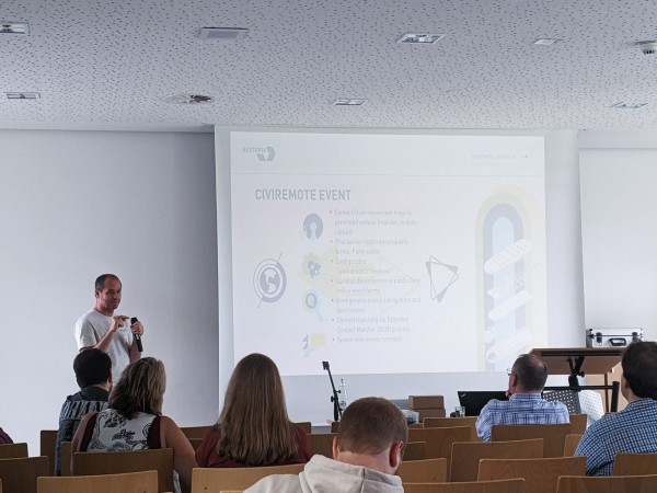 CiviCamp Hamburg 2024-Sprecher Björn Endres präsentiert das CiviRemote-Framework in einem Seminarraum