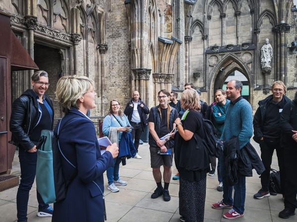 CiviCamp Hamburg 2024 Menschengruppe vor dem Mahnmal St Nikolai